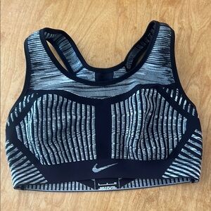 Nike Fe Nom Flyknit Sports Bra
